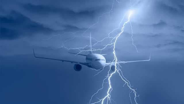 Po udhëtonte nga Cyrihu në Shkup, aeroplani goditet nga rrufeja