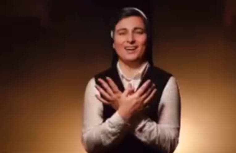 Prifti dhe murgesha këndojnë “Xhamadani vija-vija” (VIDEO)
