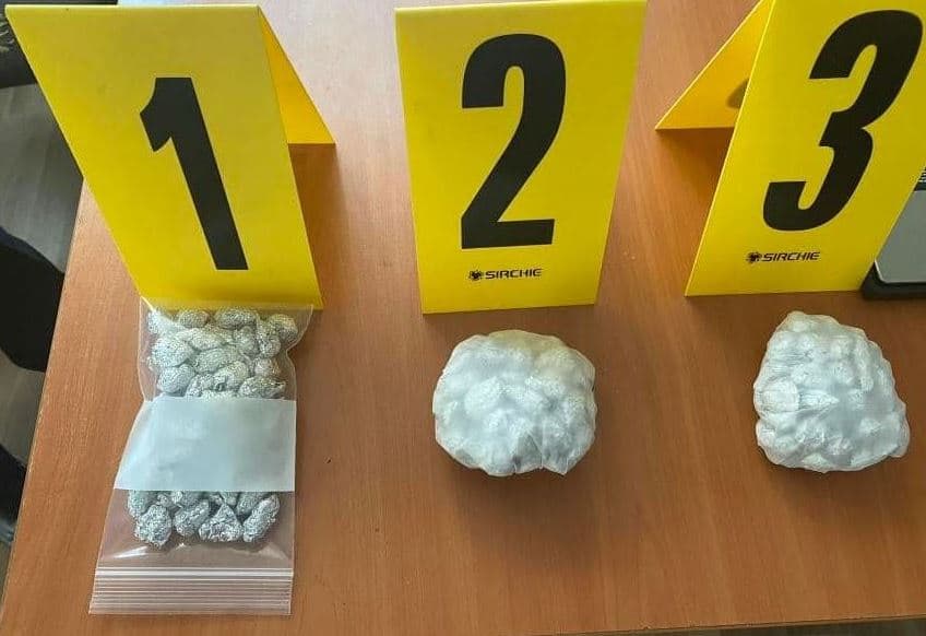 Vushtrri: Tre personave iu gjenden 163 qese të vogla substancë narkotike (FOTO)