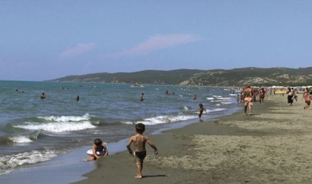 Durrës: 18 vjeçari i shpëtoi dy të mitur, por u mbyt vet