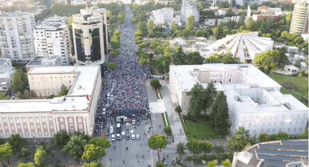 Pamje me dron nga protesta e opozitës në Shqipëri