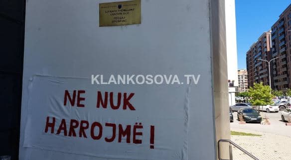 Protestë para fillimit të seancës gjyqësore për vrasjen e Marigona Osmanit (FOTO)
