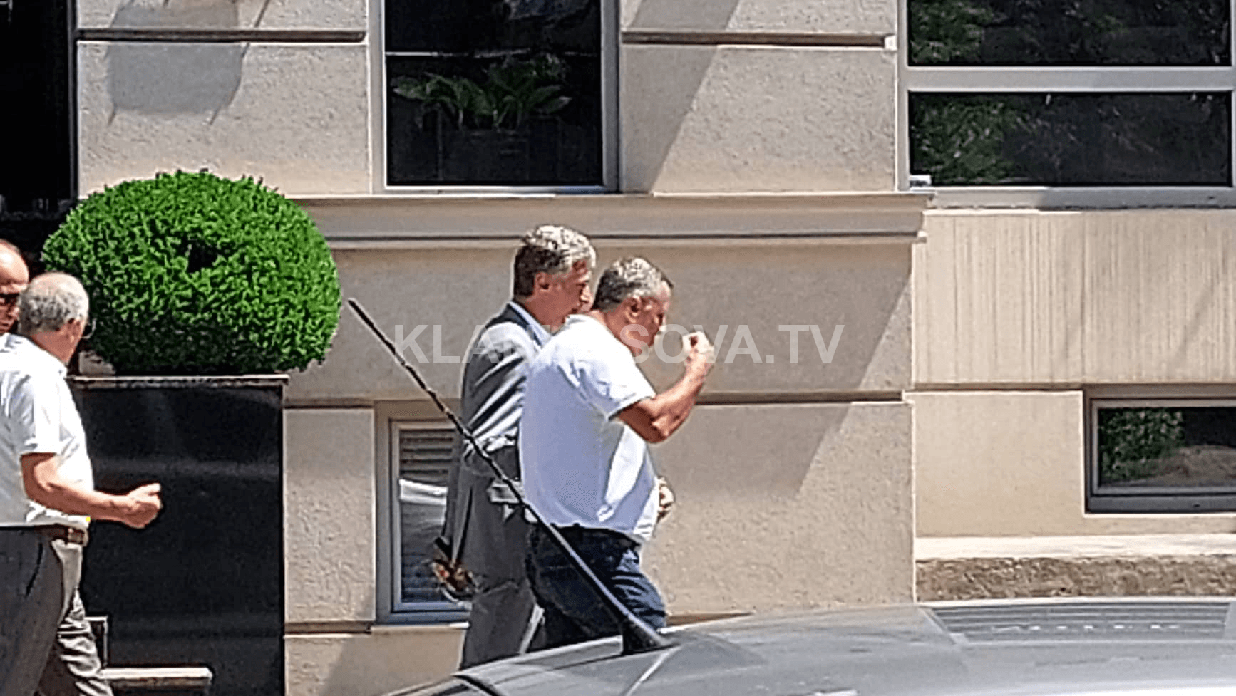 Presidentja e vonon dekretimin e tij për kryeprokuror, Isufaj shihet pak i tensionuar në shoqëri të Lumezit (FOTO)