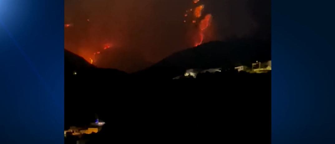 Prej tre ditësh mali i Çikës në flakë, zjarrfikësit nuk ndërhyjnë dot (VIDEO)