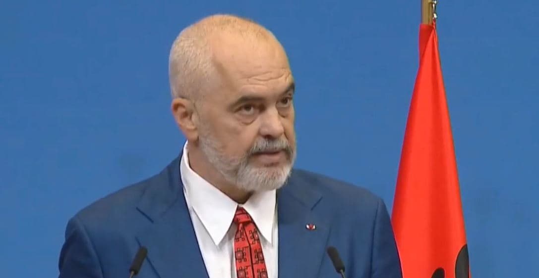 Rama: Po i dalin lakrat në shesh njerëzve me kostume zyrtare