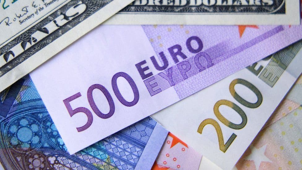 Euro vlen më pak se dollari për herë të parë pas 20 vjetësh