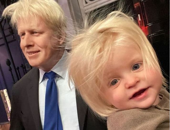 I famshëm në mbarë botën, flet nëna e djalit që duket si Boris Johnson (FOTO)