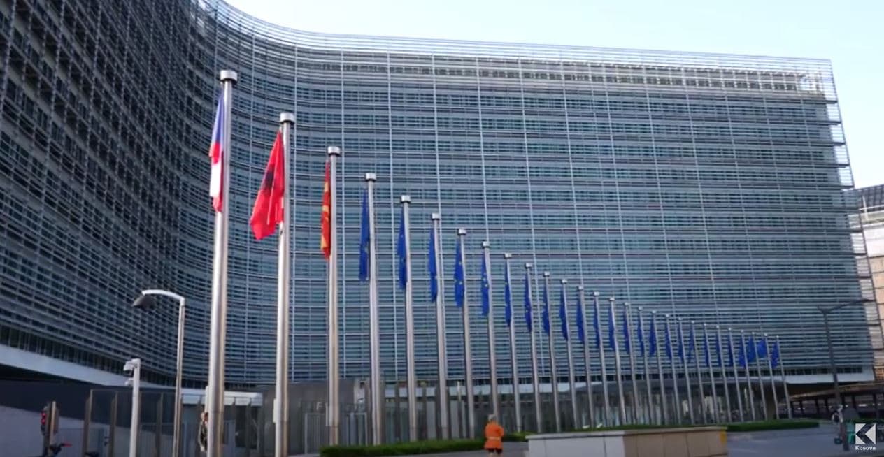 Shqipëria "hyn" në BE, flamuri i valon midis Brukselit (VIDEO)