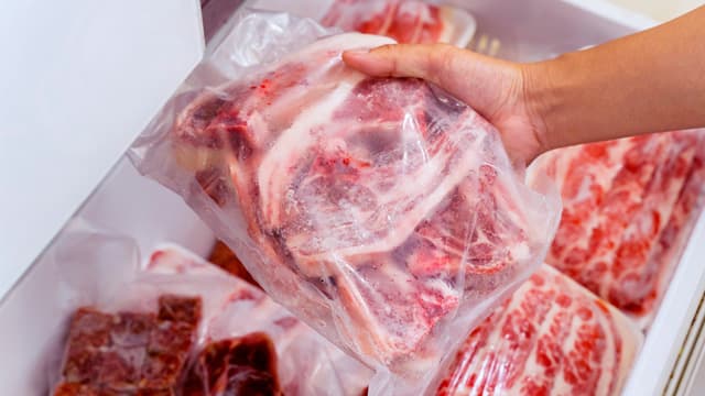 Gjendet mikroplastikë në mishin e lopës dhe derrit