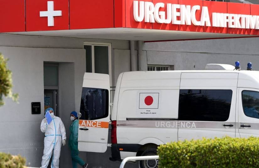 Një viktimë dhe 427 raste të reja me COVID në Shqipëri