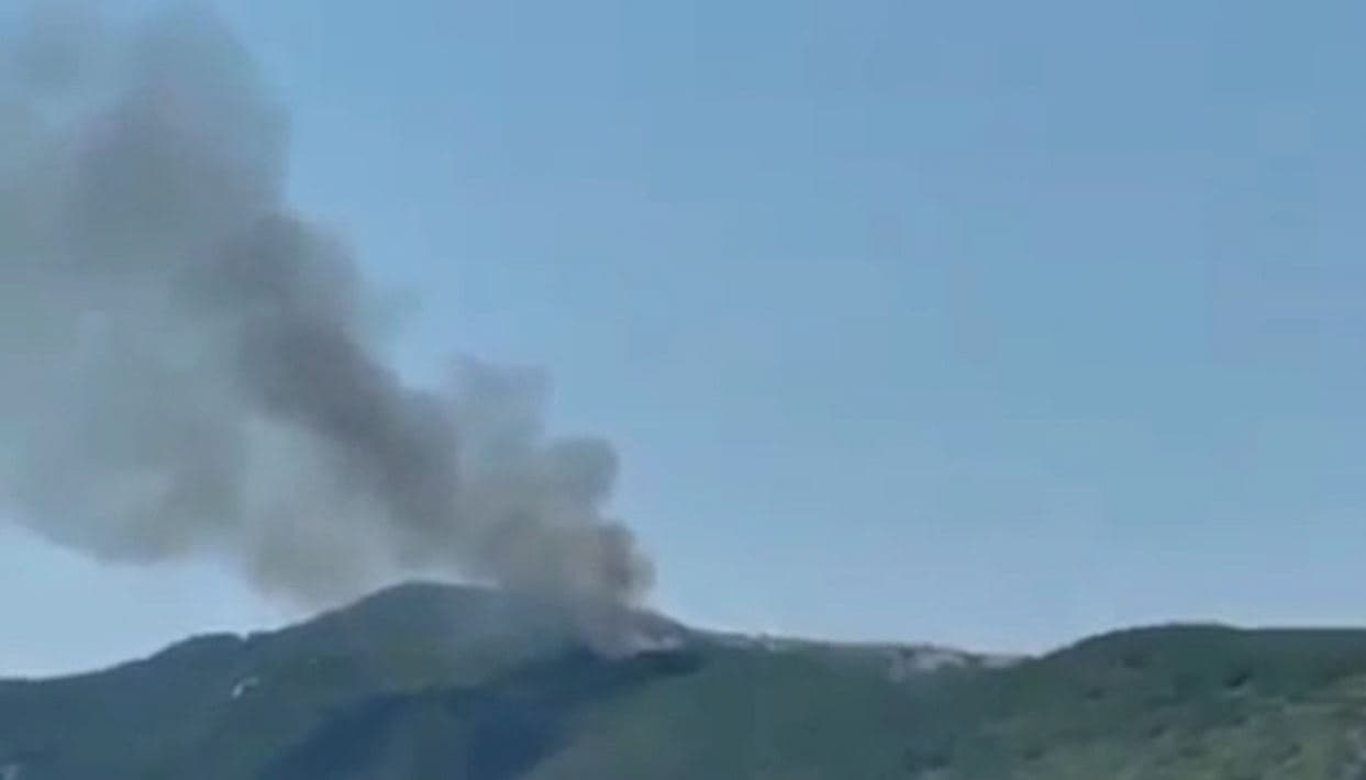 Kodrat e Kepit të Rodonit përfshihen nga flakët, terreni vështirë pengon zjarrfikësit