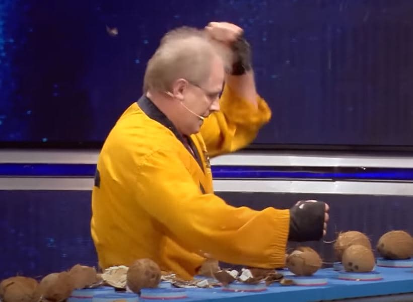 Burri nga Gjermania me një dorë theu 148 arra kokosi në një minutë (VIDEO)