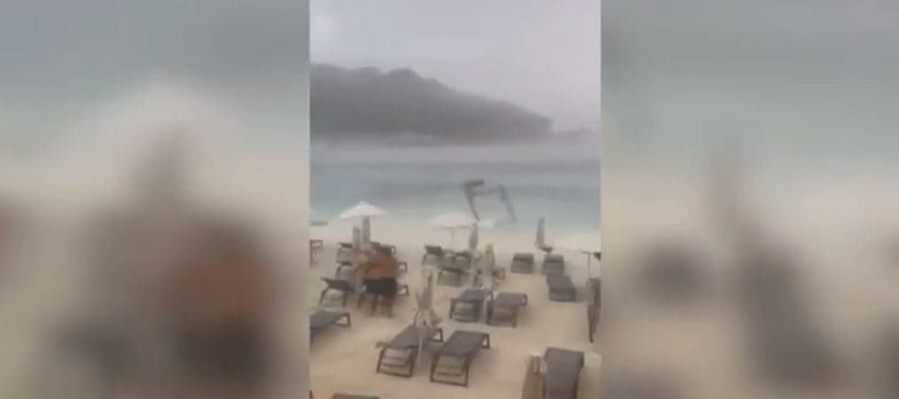 Stuhi ere në Ksamil, ‘fluturojnë’ çadra e shezlonë (VIDEO)