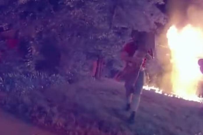 Shpërndarësi i picave hyn mes flakëve në një shtëpi, shpëton fëmijët (VIDEO)