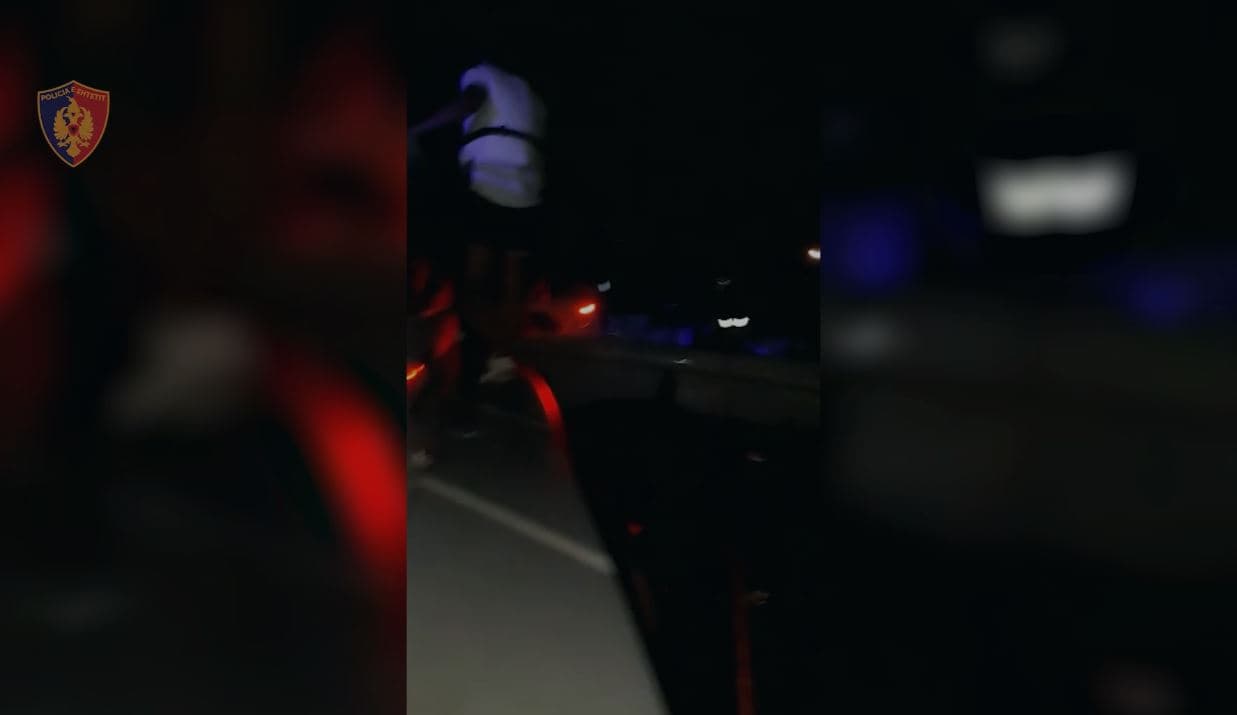 U prishet motoskafi midis deti, shpëtohen dy familje kosovare në afërsi të Vlorës (VIDEO)