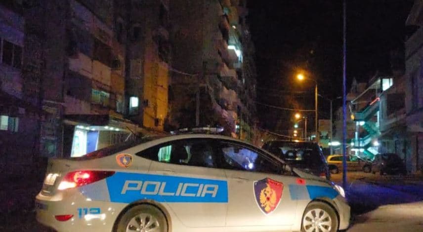 E rëndë në Elbasan, 37-vjeçari vret me thikë bashkëjetuesen