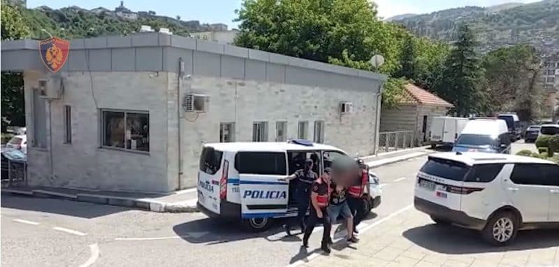 Gjirokastër: Arrestohet kosovari që po transportonte emigrantë