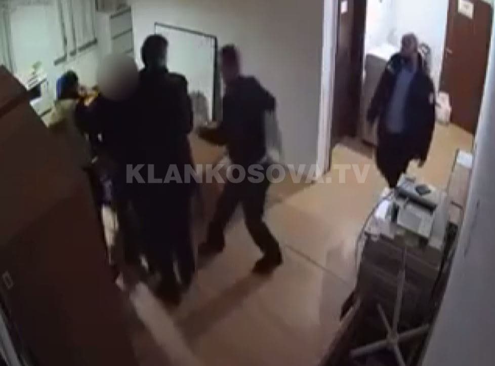 Polici e rrah të arrestuarin brenda stacionit në Prizren (VIDEO)