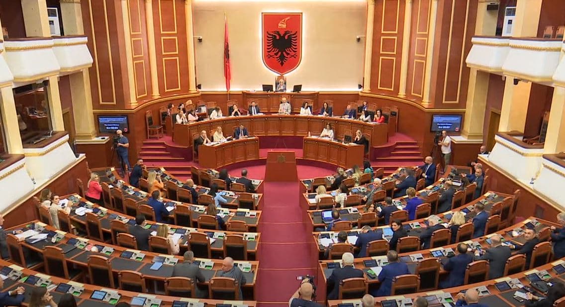Kuvendi i Shqipërisë në pauzë, Rama e ndërpren fjalimin pasi disa fëmijë ishin aty për vizitë