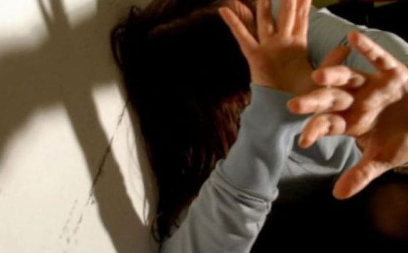 Dy meshkuj i mbyllën dy vajza në një banesë në Drenas, i rrahën dhe i maltretuan
