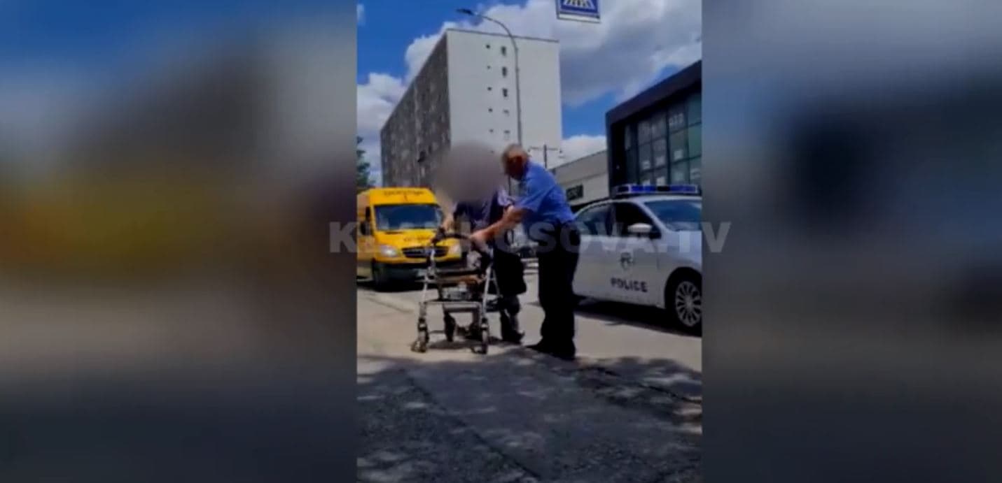 Polici e ndihmon të moshuarën ta kalojë rrugën, i thirr edhe një taksi (VIDEO)