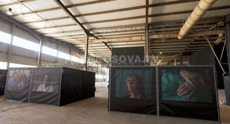 Gratë e Srebrenicës ekspozitë me fotografi për masakrën e vitit 1995 (VIDEO)