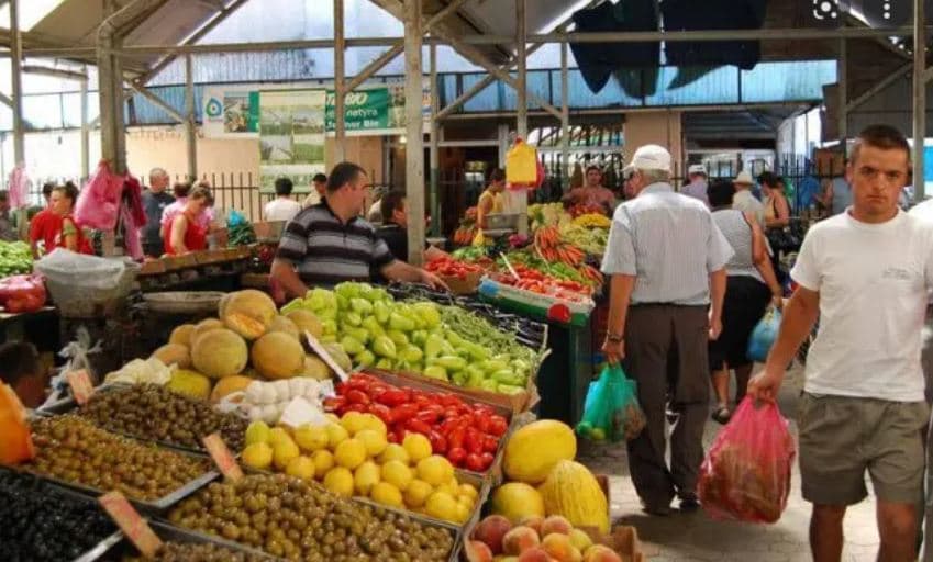 Shqiptarët po blejnë më pak ushqime, por ekonomia del me rritje