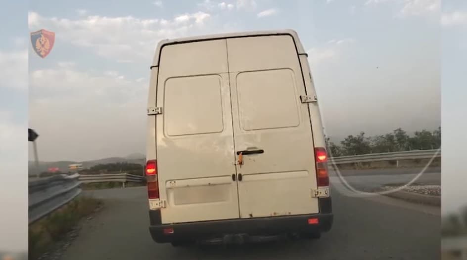 Shqipëri, arrestohet kosovari që po transportonte 31 emigrantë (VIDEO)