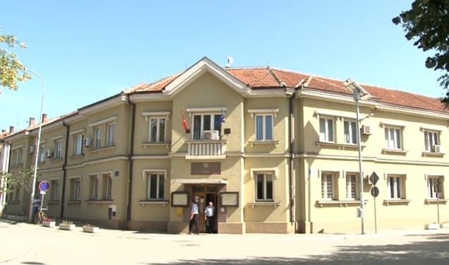 Gjykata e shfuqizon vendimin e Bulliqit dhe e kthen në punë Gimollin (DOKUMENT)