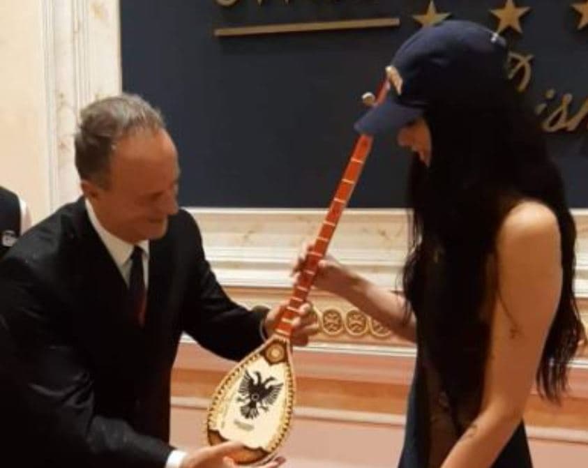 Fatmir Makolli ia dhuron Dua Lipës një çifteli (FOTO)