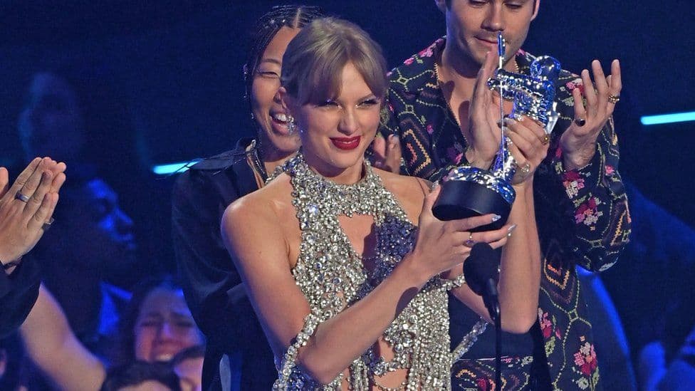 Taylor Swift e shpall albumin e ri teksa e fiton çmimin kryesor në MTV VMA