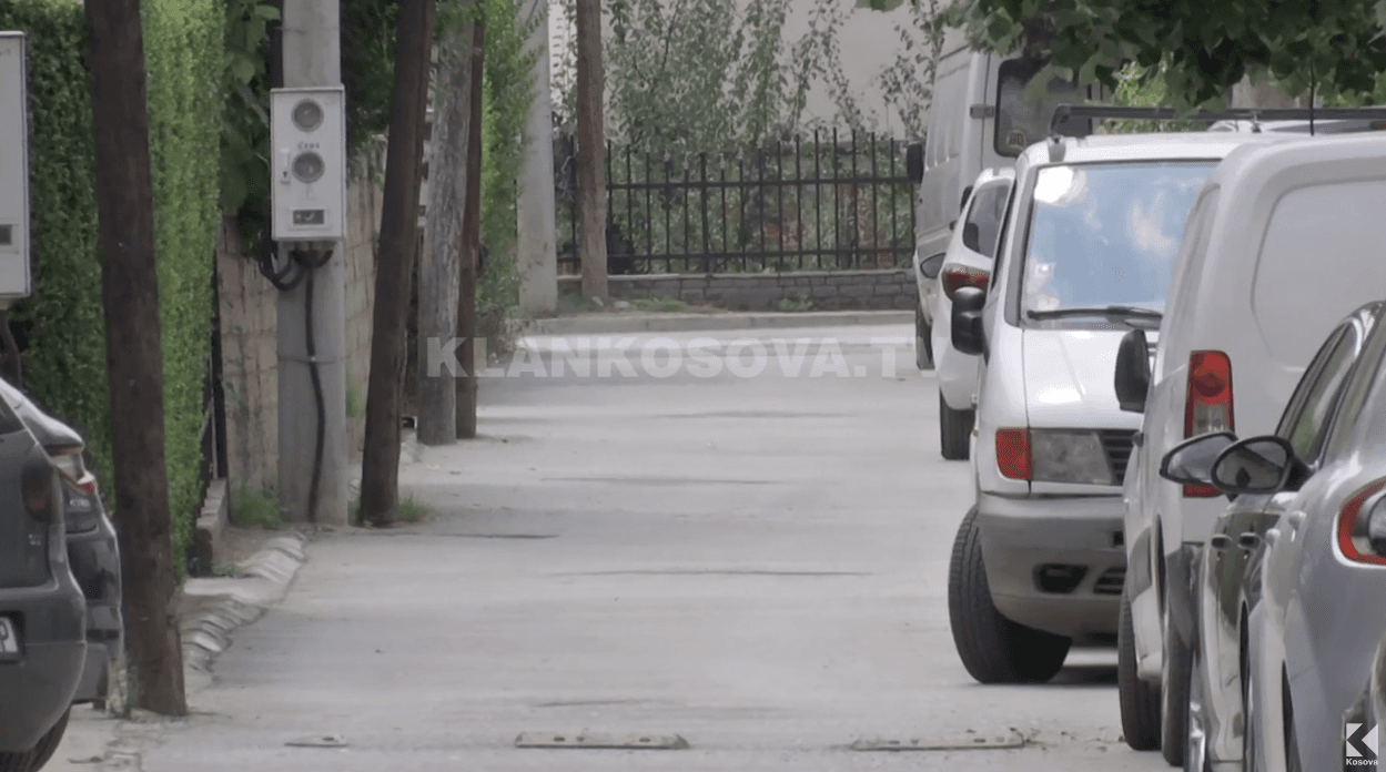 93-vjeçari kërcënon me armë të birin e nipin (VIDEO)