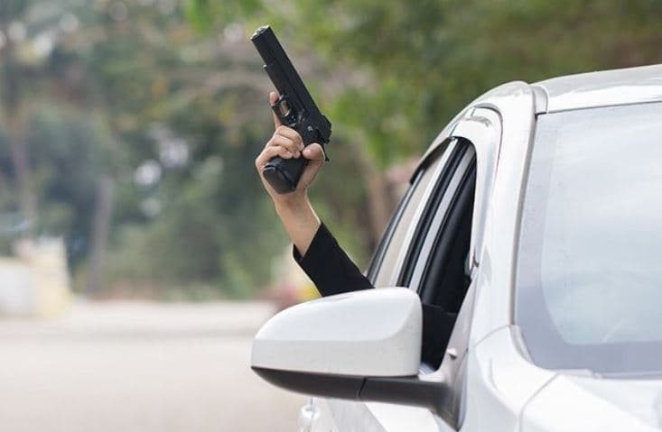 Persona të panjohur gjuajnë me armë zjarri nga vetura në Baballoq të Deçanit