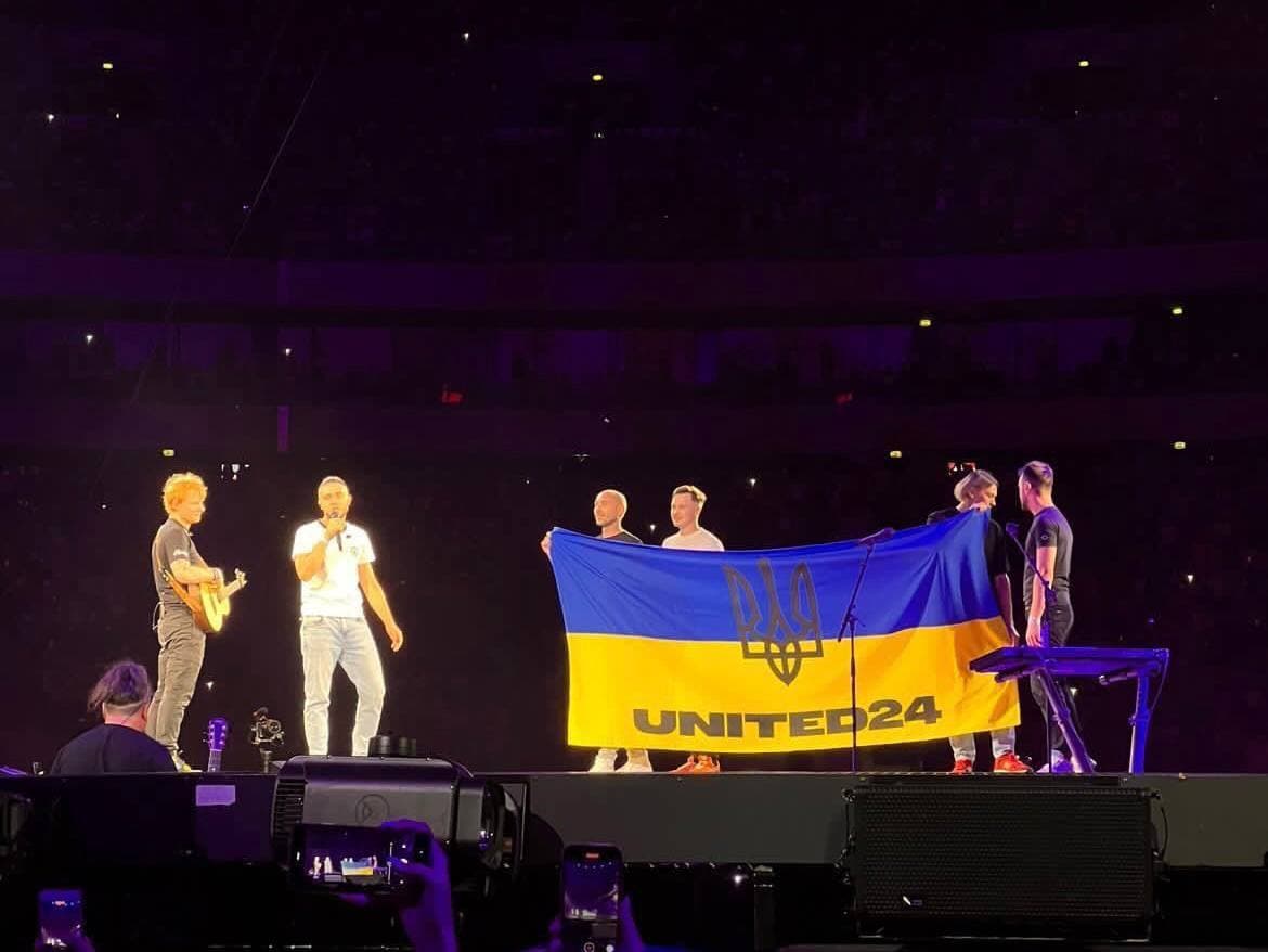 Ed Sheeran mban flamurin ukrainas në një koncert në Poloni (FOTO)