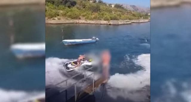 "Jet Ski" për pak sa nuk e godet një burrë në Shëngjin (VIDEO)