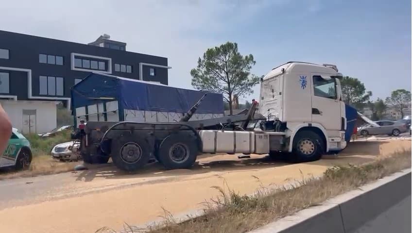 Përmbyset kamioni me grurë në autostradën Tiranë-Durrës