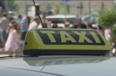 Lipjan: Kontrollohet një auto-taksi, pasagjerit iu gjet një armë zjarri