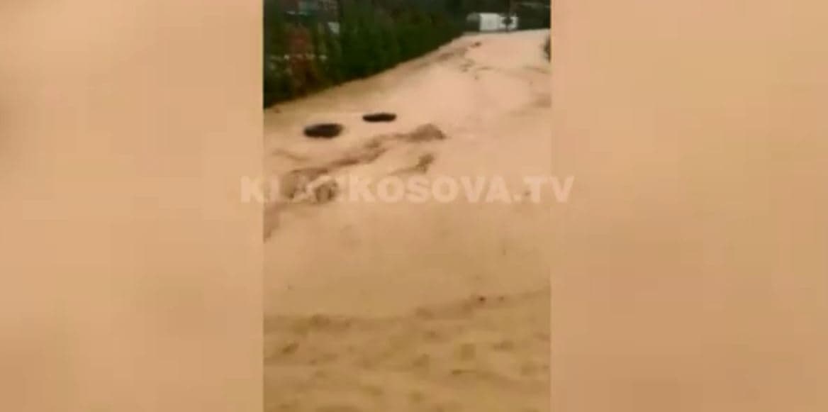 Shiu vërshon rrugët e Matiqanit (VIDEO)