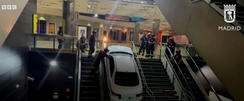 Vetura e vjedhur gjendet e ngecur në metron e Madridit (VIDEO)