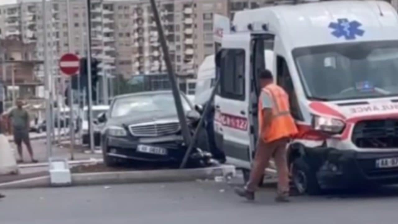 Makina përplaset me ambulancën, plagoset pasagjerja e ambulancës