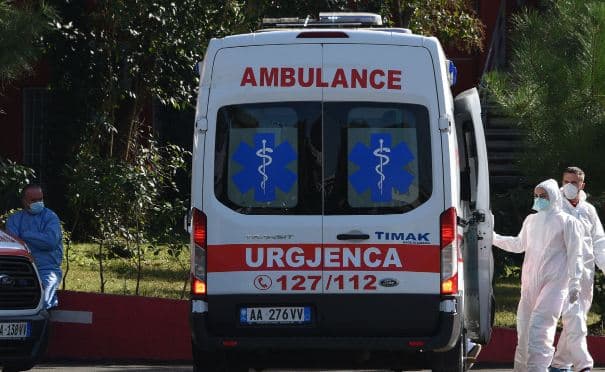 Aksident me fatalitet në Kamëz, automjeti godet dy këmbësore - njëra vdes