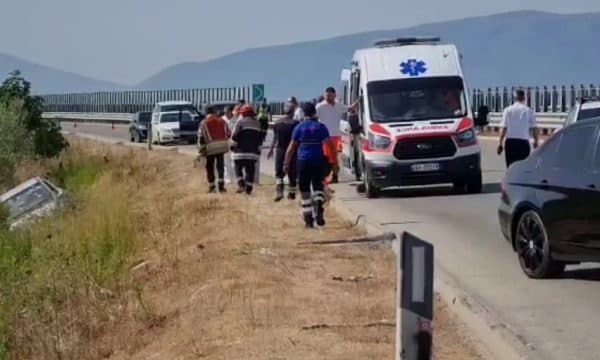 Autorët të maskuar qëlluan me kallashnikov nga BMW-ja, detaje nga atentati në Vlorë