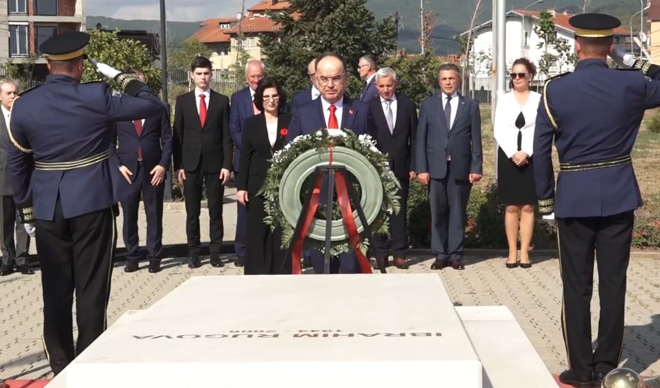 Begaj bën homazhe te varri i ish-presidentit Rugova (FOTO)