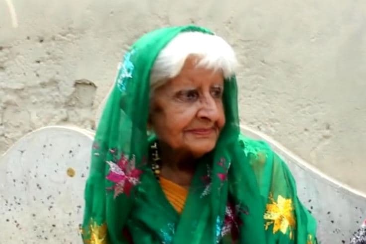 90-vjeçarja kthehet pas 75 vjetësh në shtëpinë e saj në Pakistan