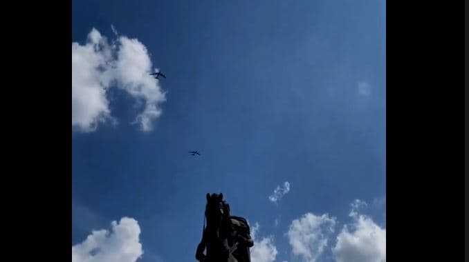Avionët më të mëdhenj bombardues të ushtrisë amerikane mbi qiellin e Tiranës (VIDEO)