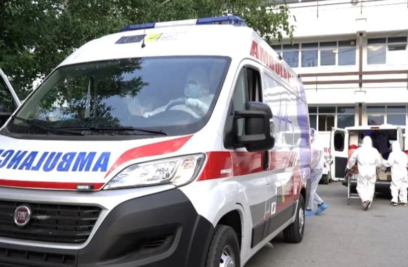 Një i vdekur dhe 335 raste të reja me COVID në Shqipëri