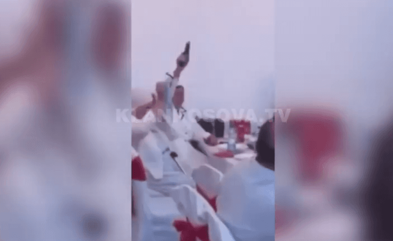 E moshuara gjuan me armë zjarri në një aheng në restorant (VIDEO)