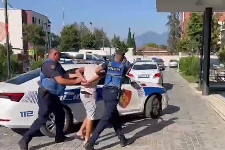 Dyshohet se kreu marrëdhënie me një vajzë 13-vjeçare, arrestohet 23-vjeçari në Korçë