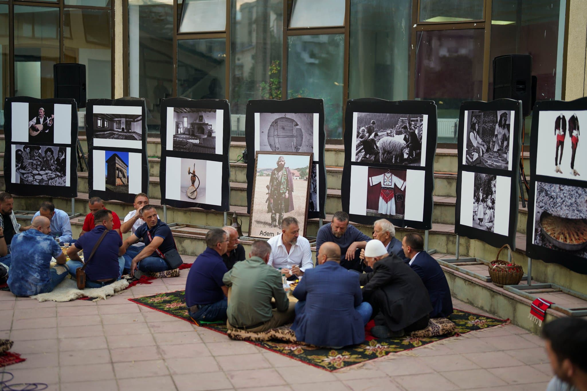 Sofra e Drenicës me bashkatdhetarë, Nura: Të bashkuar si në kohërat e vështira (FOTO)