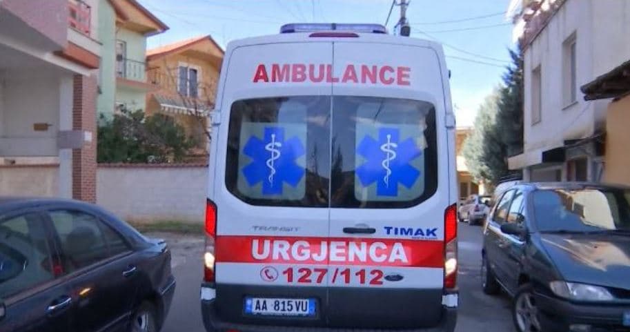 Makina përplas 23 vjeçaren në oborrin e shtëpisë në Tiranë, e reja ndërron jetë në spital